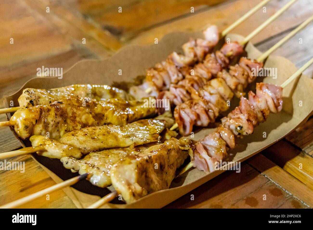 Huhn und Schweinespieße Thai Nachtmarkt Street Food in Huai Khwang Bangkok Thailand. Stockfoto