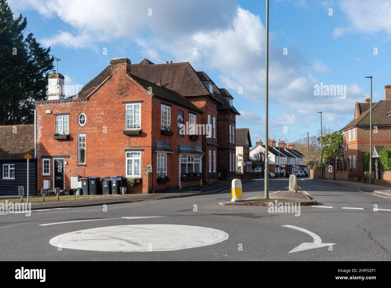 Blick auf die High Street im Old Woking Village mit dem London House, einem ehemaligen Pub und Restaurant, Surrey, England, Großbritannien Stockfoto