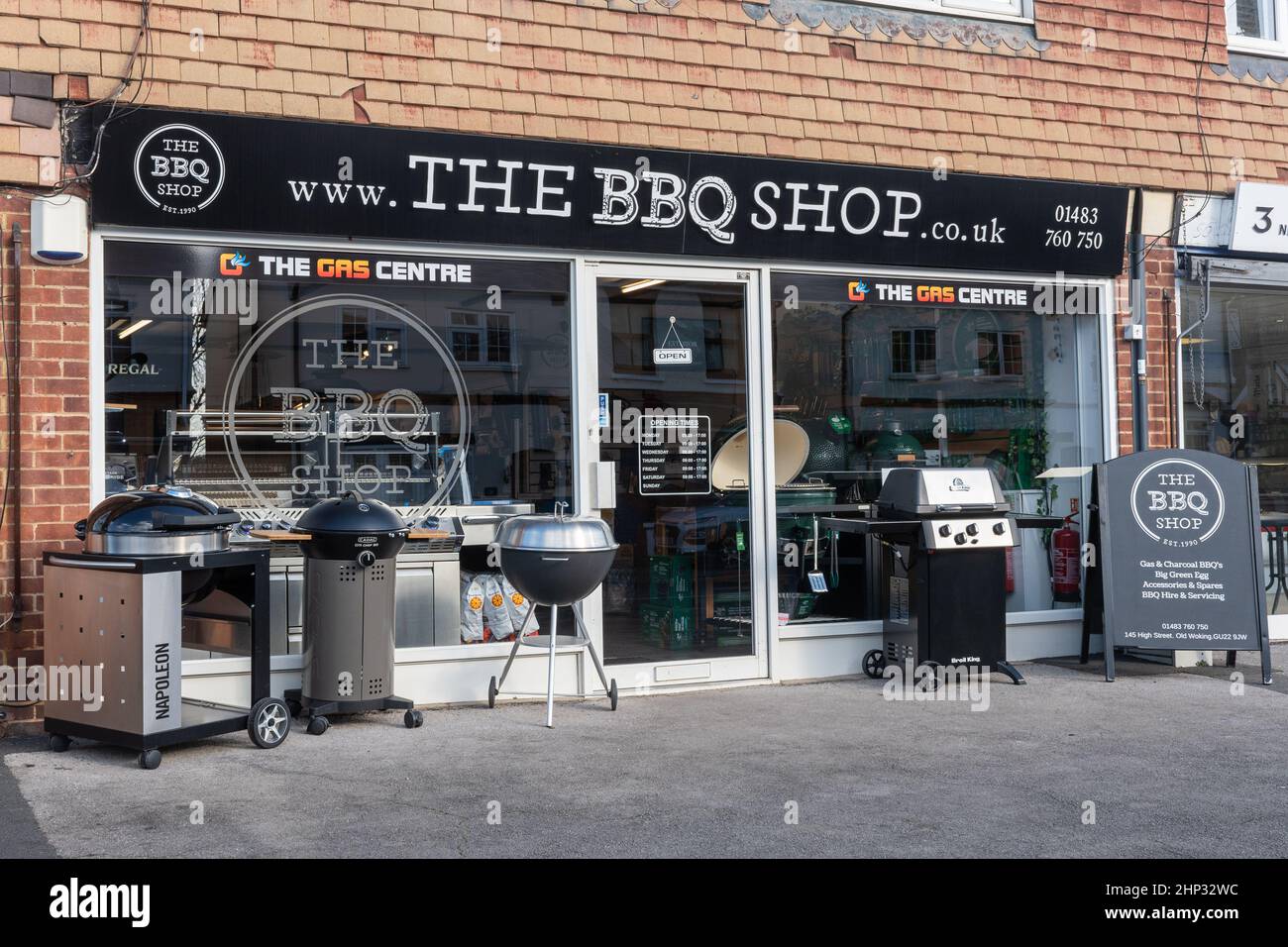 The BBQ Shop, ein Fachgeschäft in Old Woking, Surrey, Großbritannien, das Grillabende verkauft Stockfoto