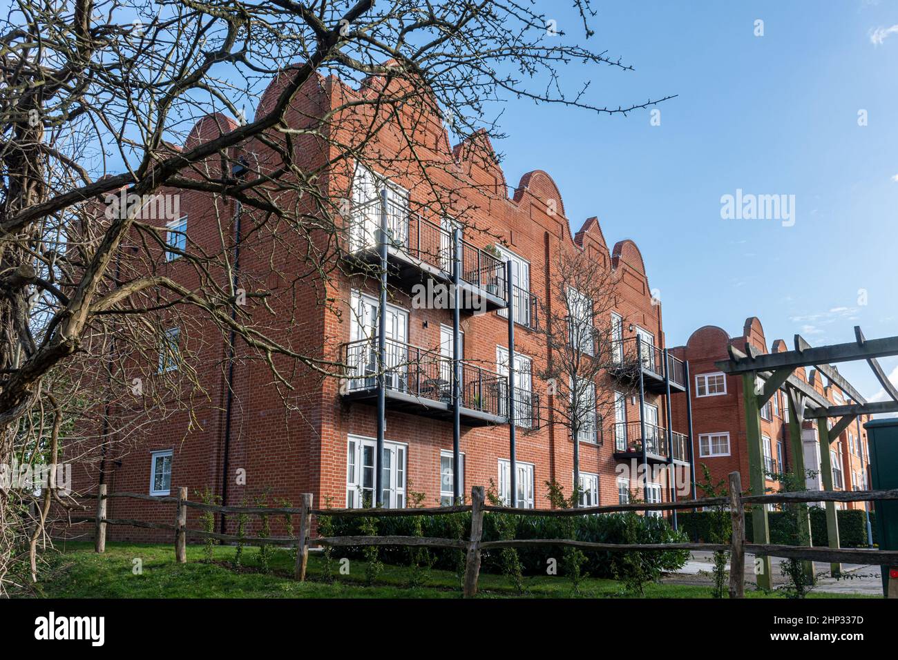 Gresham Mill in Old Woking, Surrey, England, Großbritannien, ehemalige Mühle und Druckerei, die jetzt in Wohnungen und Häuser mit flämischer Fassade umgewandelt wurde Stockfoto