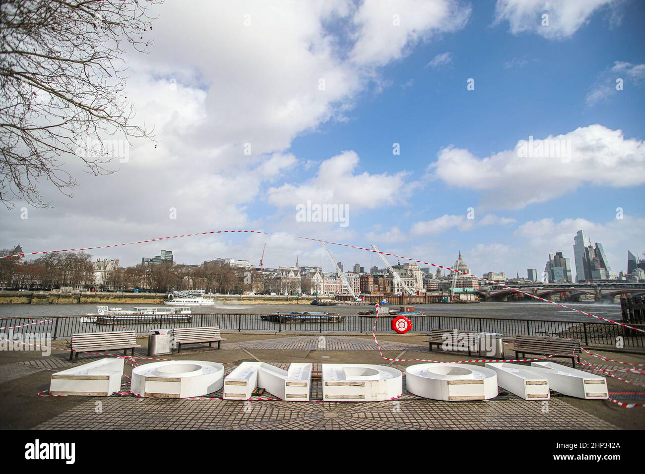 London, Großbritannien. 18th. Februar 2022. 18th. Februar 2022. London, Großbritannien. Allgemeine Ansicht von Briefblöcken, die London bezaubern und die aufgrund des Sturms Eunice an der Themse in London abgeschlagen wurden. Eine seltene rote Wetterwarnung - die höchste Warnung, was bedeutet, dass ein hoher Aufprall sehr wahrscheinlich ist - wurde vom Met Office aufgrund der Kombination aus hohen Gezeiten, starken Winden und Sturmfluten ausgegeben. Bilddatum: Freitag, 18. Februar 2022. Kredit: Kieran Cleeves/Alamy Live Nachrichten Stockfoto