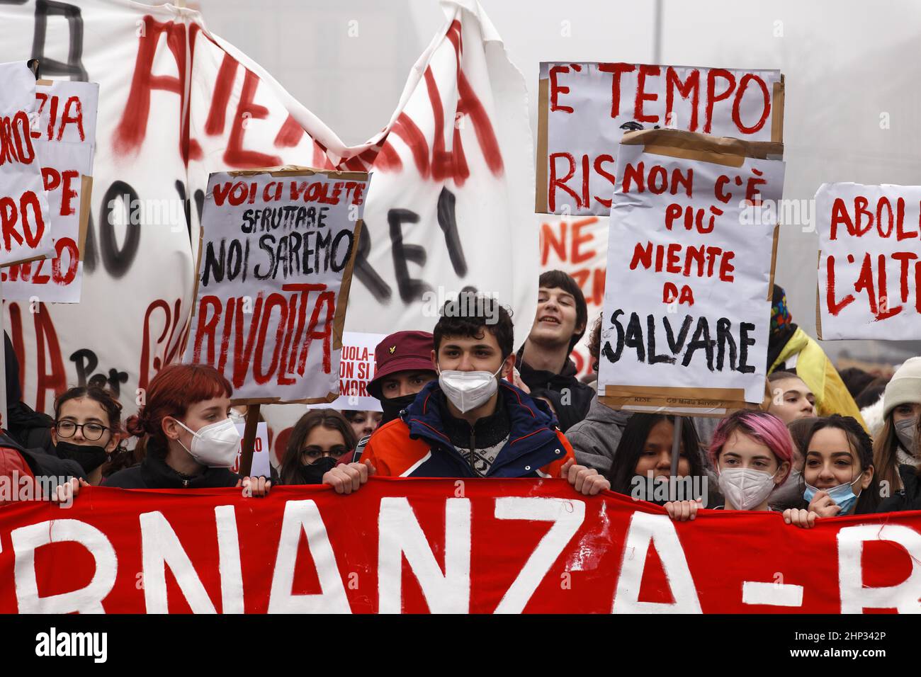 Turin, Italien. 18th. Februar 2022. Nach dem Tod von Lorenzo Parelli und Giuseppe Lenoci protestieren Studenten gegen die unbezahlte Arbeitserfahrung, die Unsicherheit der Schulgebäude und die Unsicherheit in der beruflichen Bildung. Quelle: MLBARIONA/Alamy Live News Stockfoto