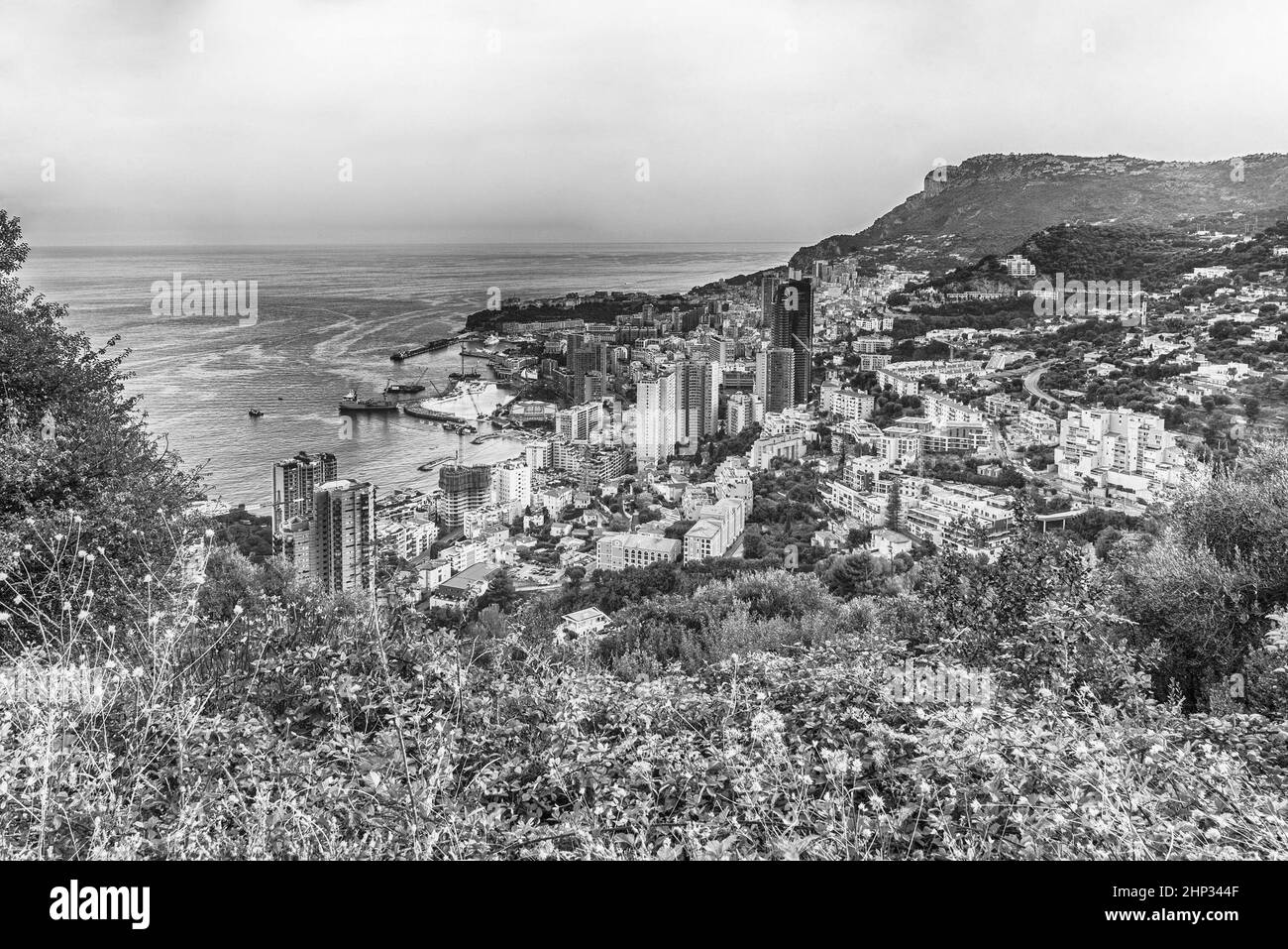 Panoramablick auf Monaco bei Sonnenuntergang von der Grande Corniche Straße, ikonisches Wahrzeichen in Cote d'Azur, Französische Riviera Stockfoto