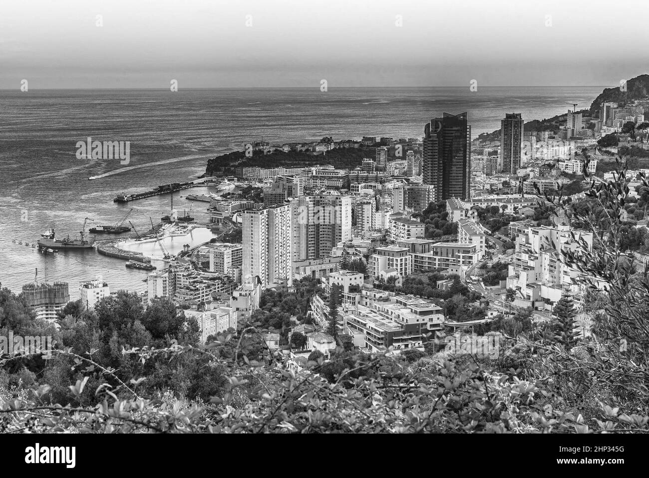 Panoramablick auf Monaco bei Sonnenuntergang von der Grande Corniche Straße, ikonisches Wahrzeichen in Cote d'Azur, Französische Riviera Stockfoto
