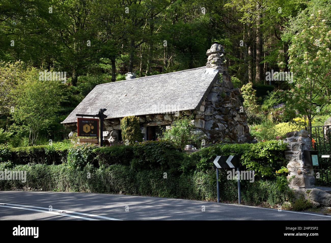 Das Ugly House in Betws-Y-Coed in Nordwales ist ein ungewöhnliches Cottage, das aus großen Felsbrocken gebaut wurde und ein charaktervolles Teestube beherbergt. Stockfoto