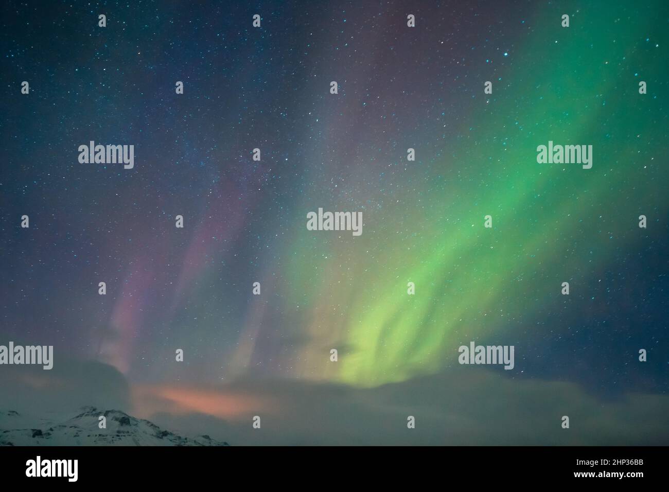 Nordlicht über Island. Aurora Borealis auf dem nächtlichen Sky Bachground. Magische Naturphänomene. Tarvel nach Skandinavien. Stockfoto