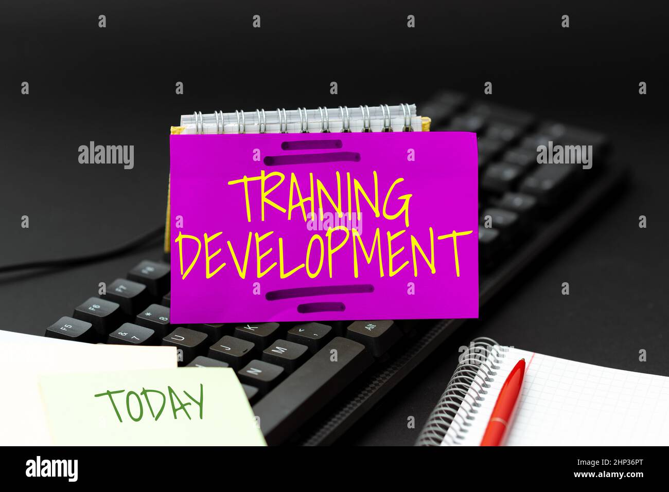 Sign Display Training Development, Word Geschrieben auf Learn and Expand Skills and Knowledge Program Typing New Educational Textbook, Abstract Retyping Stockfoto