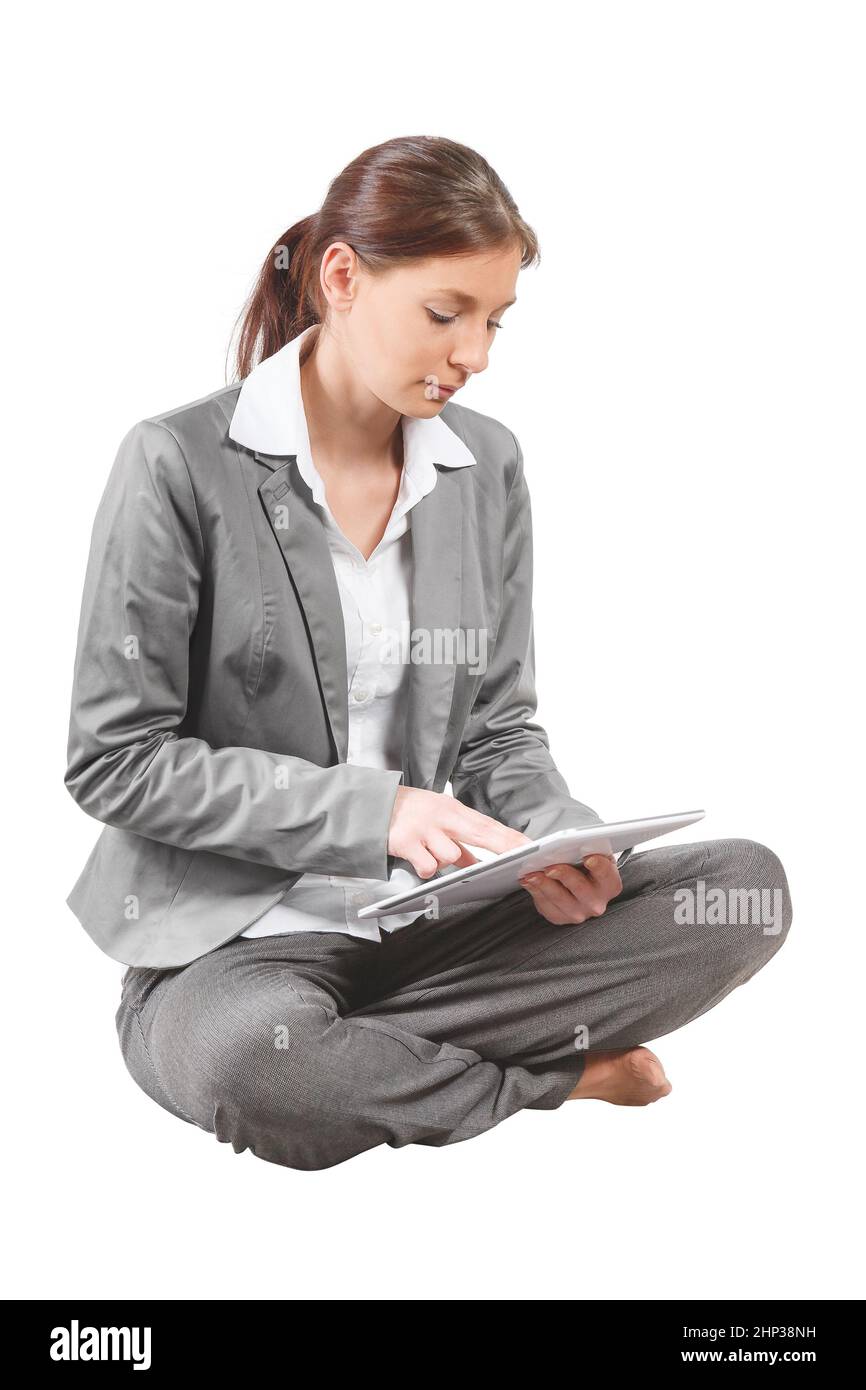 Sitzende Frau zeigt mit Tablet in der Hand Stockfoto