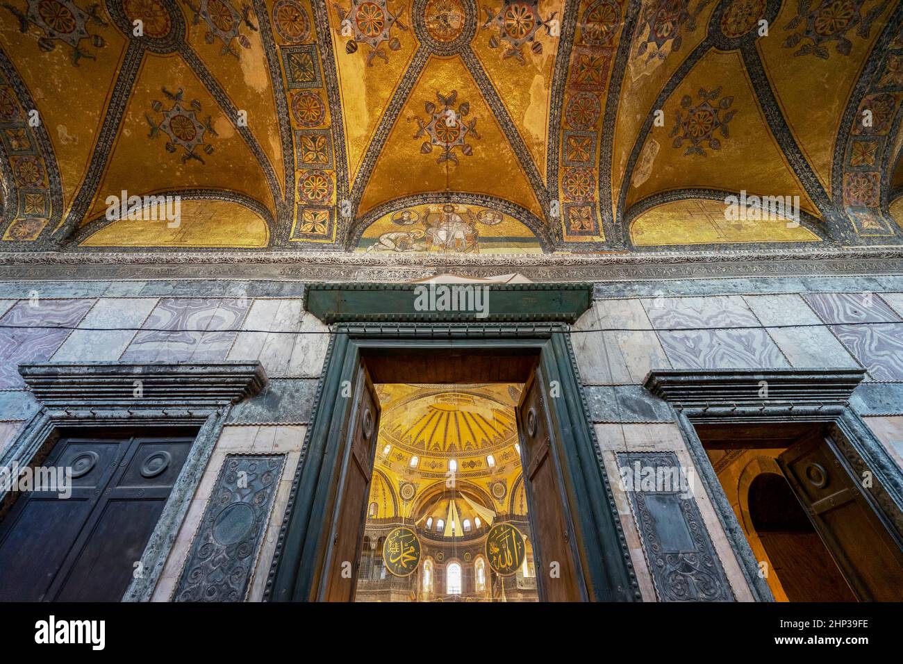 Mosaik Gold Deckenansicht der Hagia Sophia mit Kaisertür in Istanbul, Türkei. Stockfoto