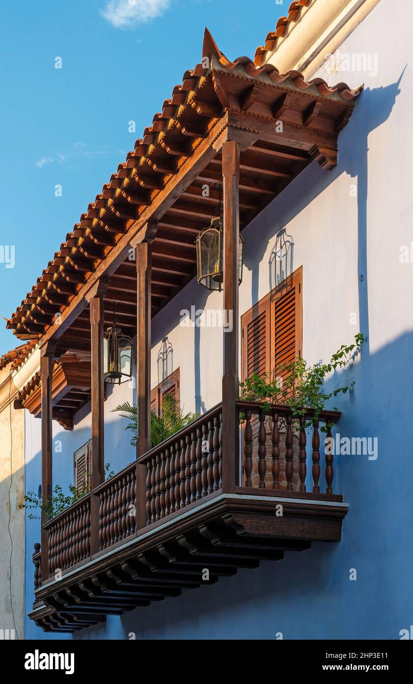 Balkon im Kolonialstil mit Blumen, Cartagena, Kolumbien. Stockfoto