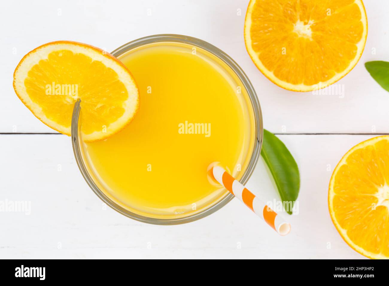 Orangensaft trinken auf Holzbrett von oben Orangen Stockfoto