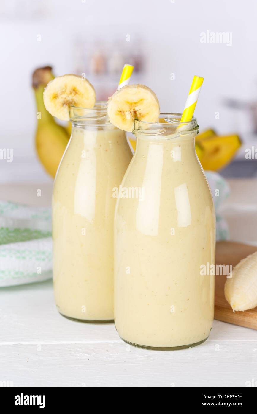 Banana Fruit Juice Smoothie frisches Getränk in einer Flasche Hochformat gesundes Trinken Stockfoto
