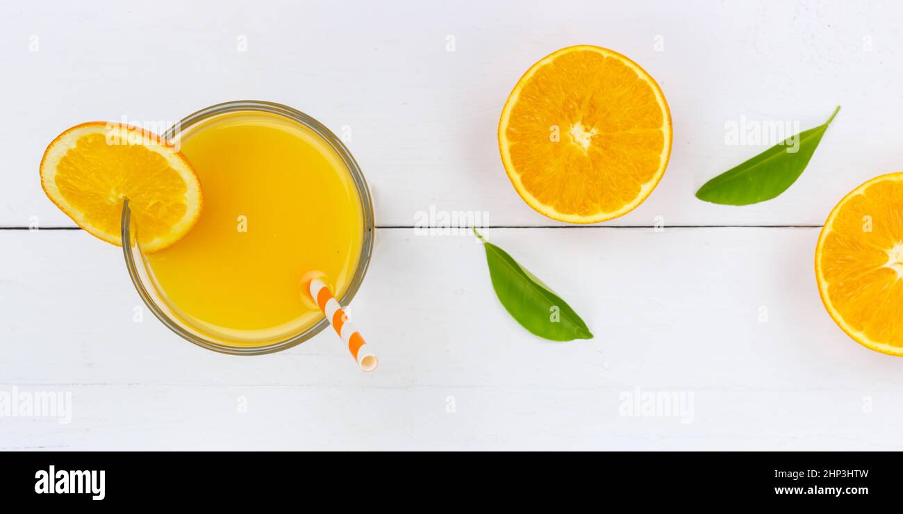 Orangensaft trinken auf Holzbrett von oben Panorama Orangen Stockfoto