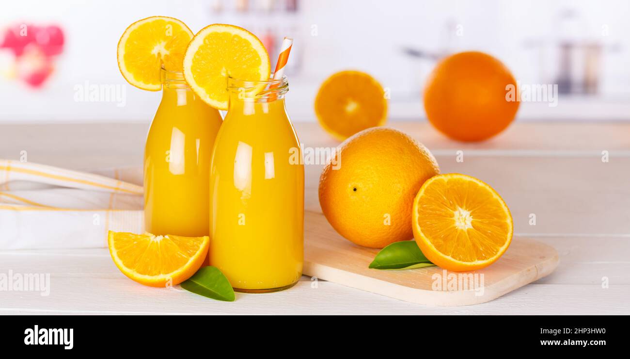 Orangensaft Getränk in der Flasche auf Holzbrett Panorama Orangen Stockfoto