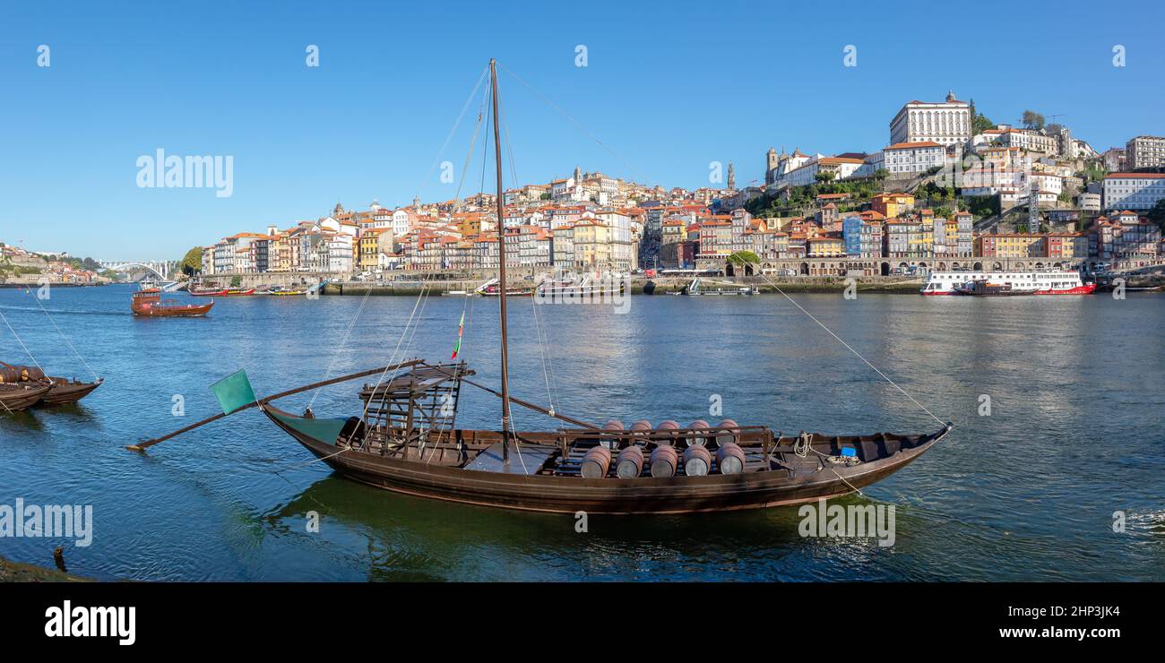 Porto Portugal Altstadt Gebäude Weltkulturerbe mit Schiff Douro Fluss Reise Panorama Reisen Stockfoto