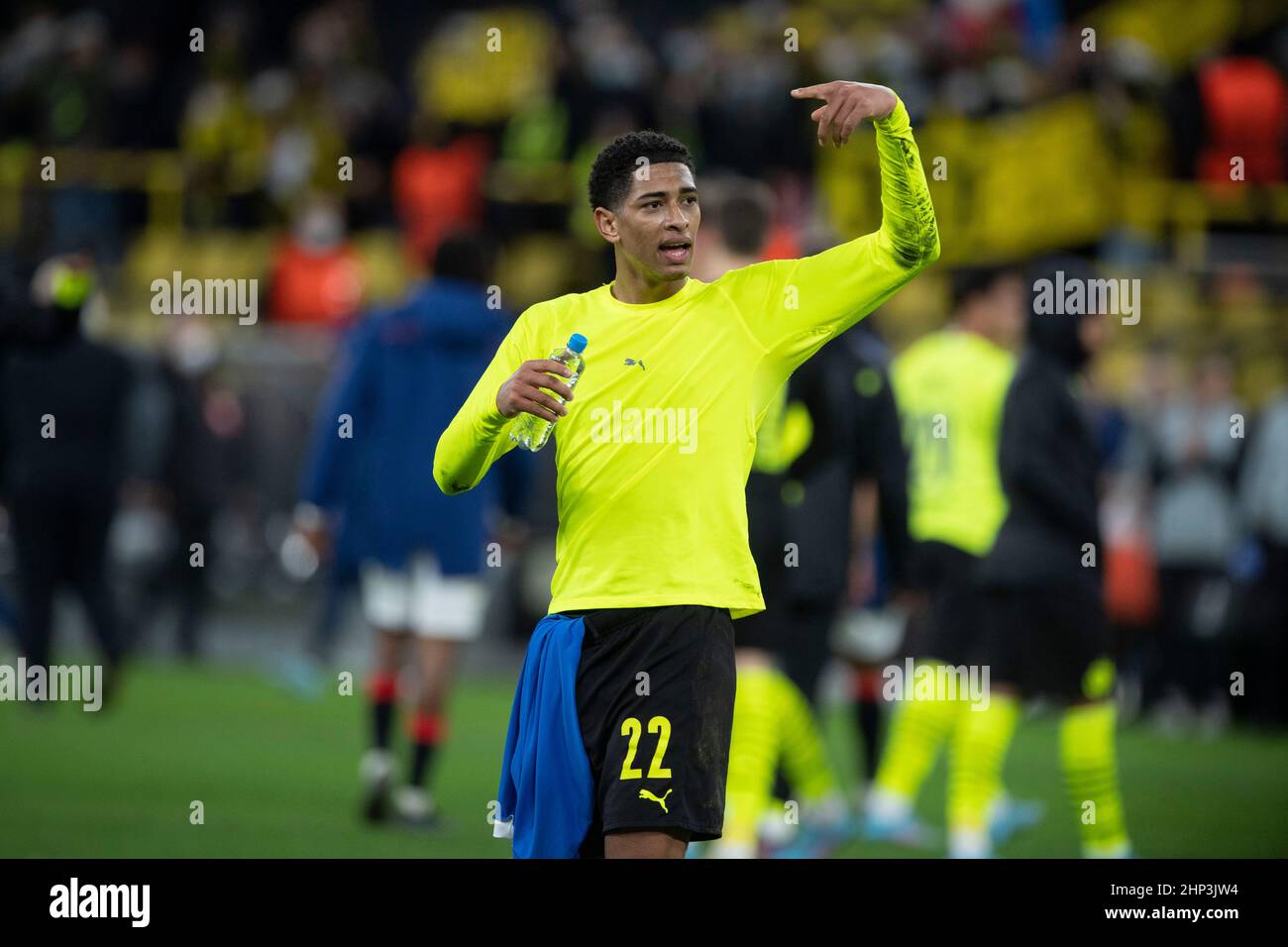 Dortmund, Deutschland. 17th. Februar 2022. Jude Bellingham (Do), Geste, Gestik, Gestikuliert, An Suedntribuene, Soccer Europa League, K.-Round Play-Off, Borussia Dortmund (do) - Glasgow Rangers (GR) 2: 4, am 17.12.2022 in Dortmund/Deutschland. â Credit: dpa/Alamy Live News Stockfoto