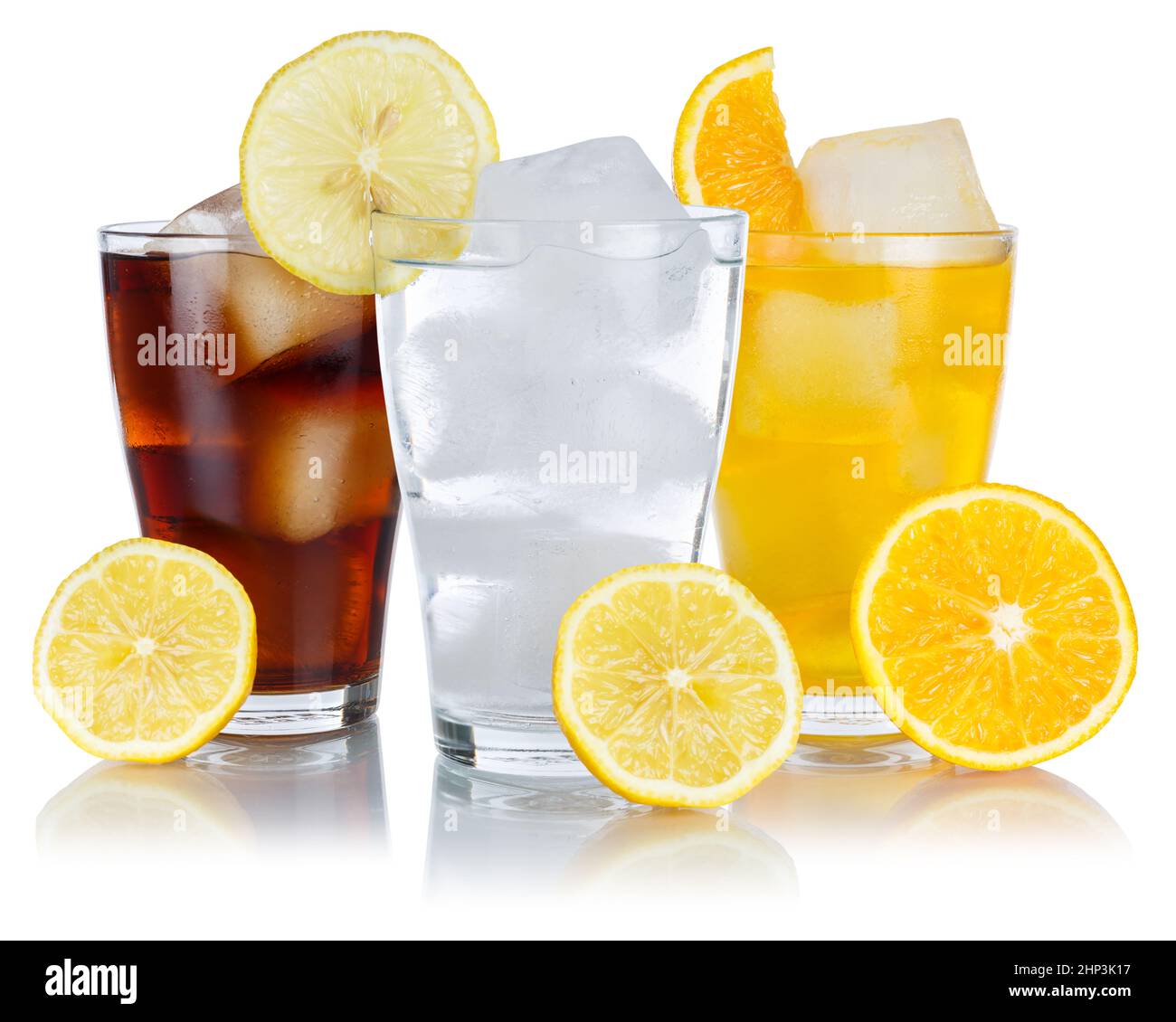 Getränke Limonade Cola Getränk Softdrinks Glas mit Zitrone isoliert auf weißem Hintergrund Stockfoto