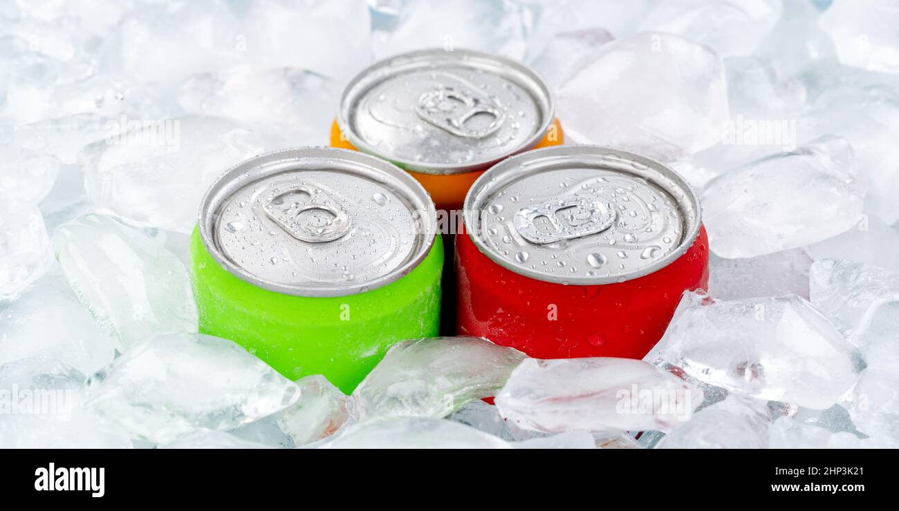 Getränke Limonade Cola Getränke Softdrinks in Dosen mit Eiswürfeln Panorama Soda Stockfoto