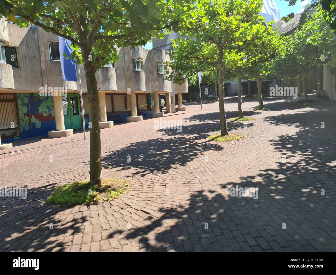 Bezirk Neviges, Velbert City, Deutschland - März 2019: Sonnige Außenansicht von Mariendom, Wahrzeichen und berühmter Kirche mit massy-Beton-Brutalismus-Archit Stockfoto
