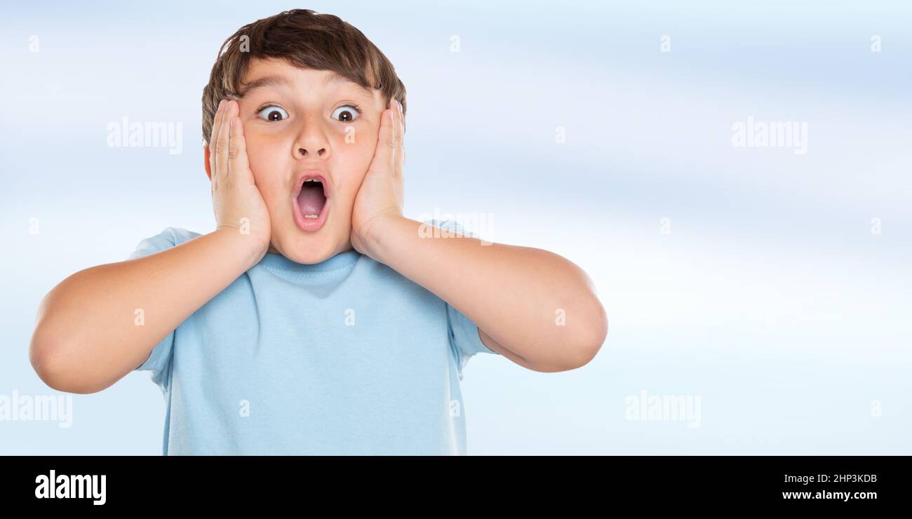 Kind Kind überrascht überrascht überrascht überrascht Überraschung Glück Freude kleiner Junge copyspace kopieren Raum latein Stockfoto