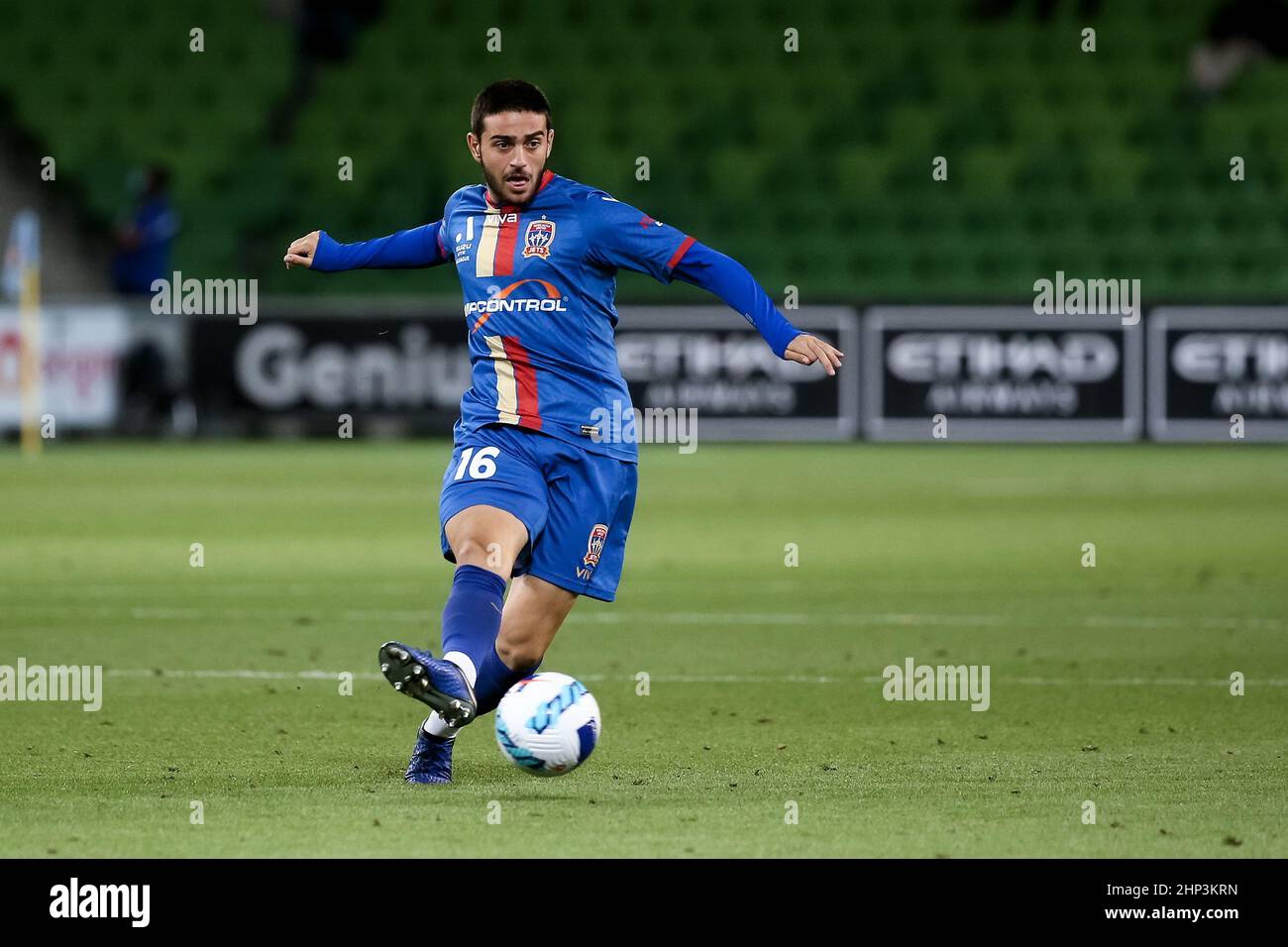 Melbourne, Australien, 18. Februar 2022. Kostandinos Grozos aus Newcastle Jets spielt am 18. Februar 2022 im AAMI Park in Melbourne, Australien, beim A-League-Fußballspiel zwischen dem Melbourne City FC und den Newcastle Jets den Ball. Kredit: Dave Hewison/Speed Media/Alamy Live Nachrichten Stockfoto