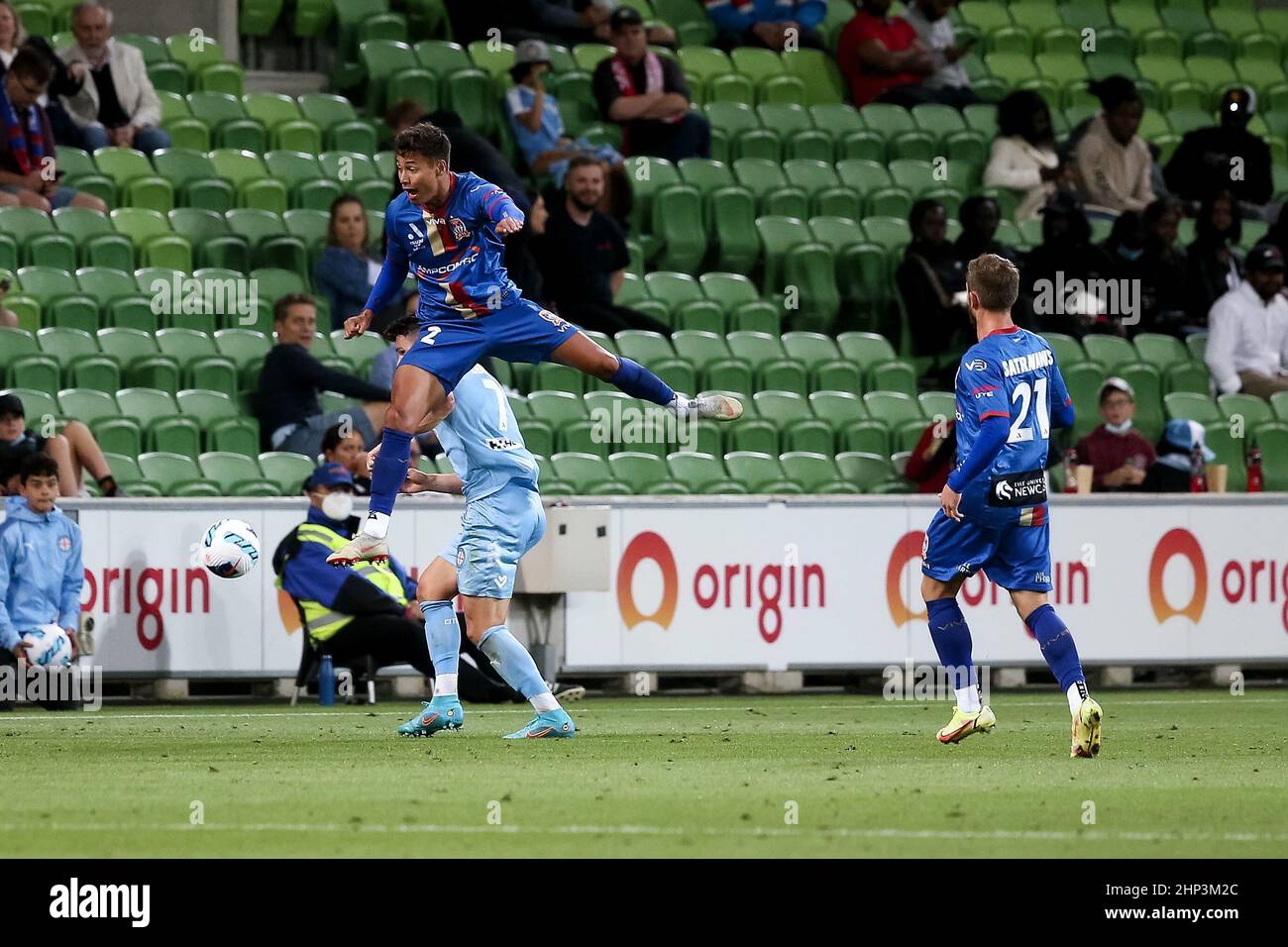 Melbourne, Australien, 18. Februar 2022. Jason Hoffman von Newcastle Jets spielt am 18. Februar 2022 im AAMI Park in Melbourne, Australien, den Ball beim A-League-Fußballspiel zwischen dem Melbourne City FC und den Newcastle Jets. Kredit: Dave Hewison/Speed Media/Alamy Live Nachrichten Stockfoto