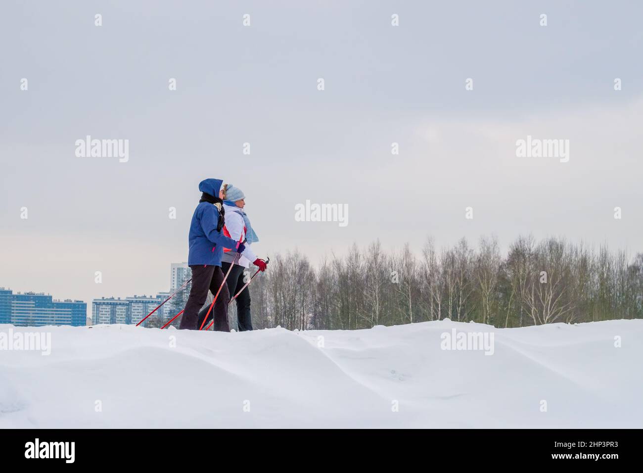 Nordic Walking. Frauen, die Wintersport betreiben Stockfoto