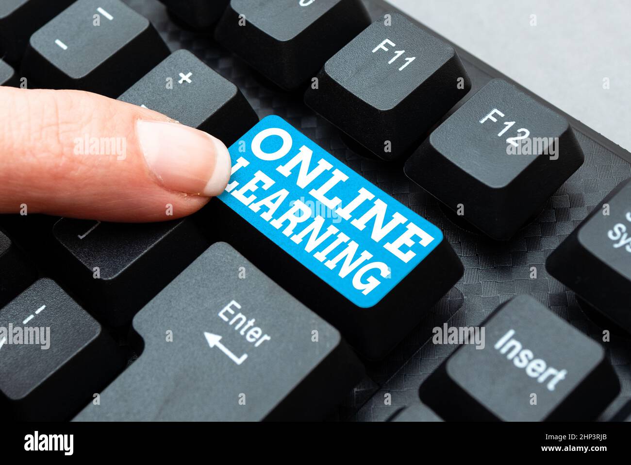 Inspiration zeigt Zeichen Online Learning, Geschäftsübersicht Larning mit Hilfe des Internets und einem Computer, der Online Res kompiliert und schreibt Stockfoto