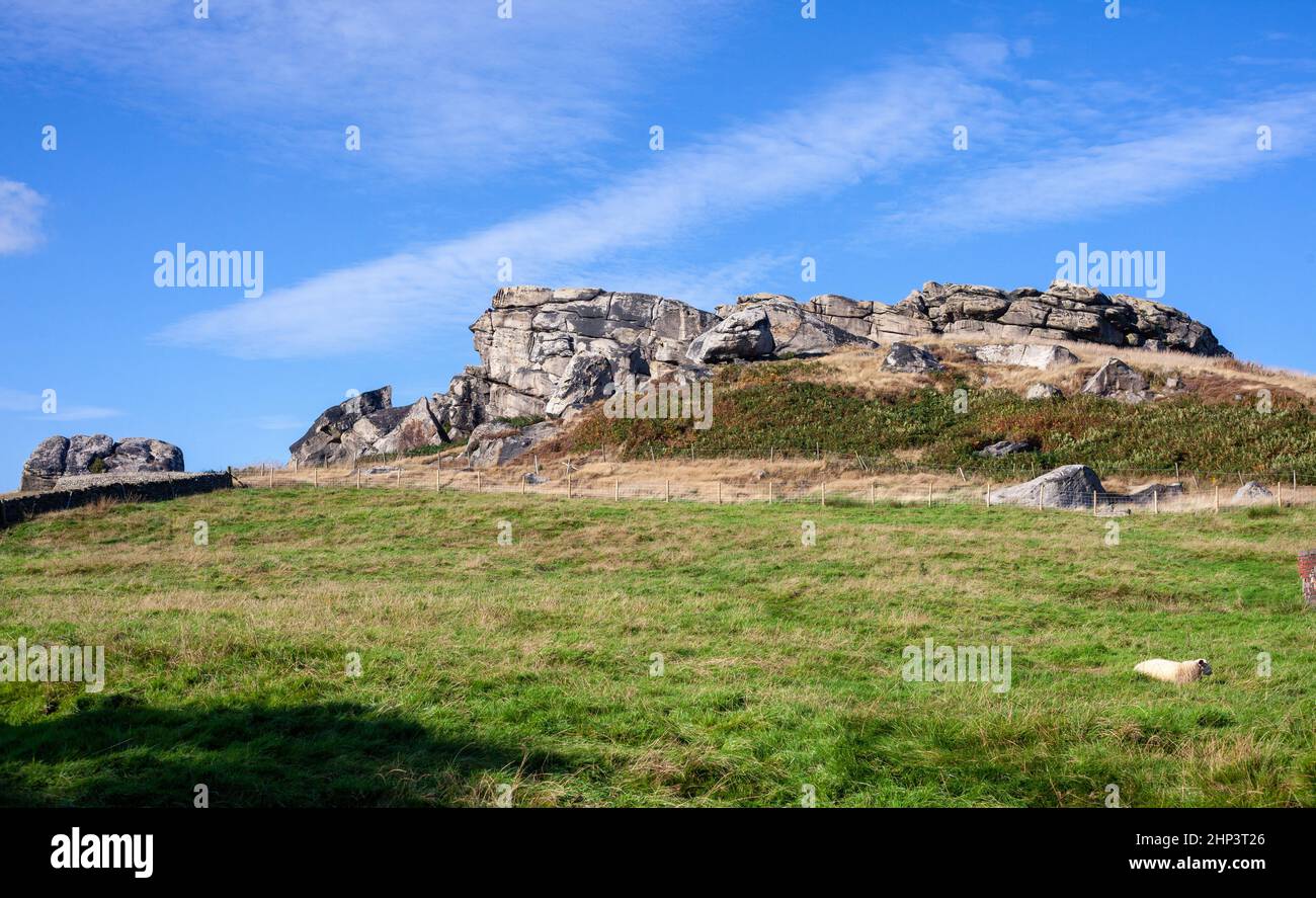 Almscliffe Crag, ein Mühlstein-Körnung auf einem Hügel in der Nähe von North Rigton in Yorkshire Stockfoto