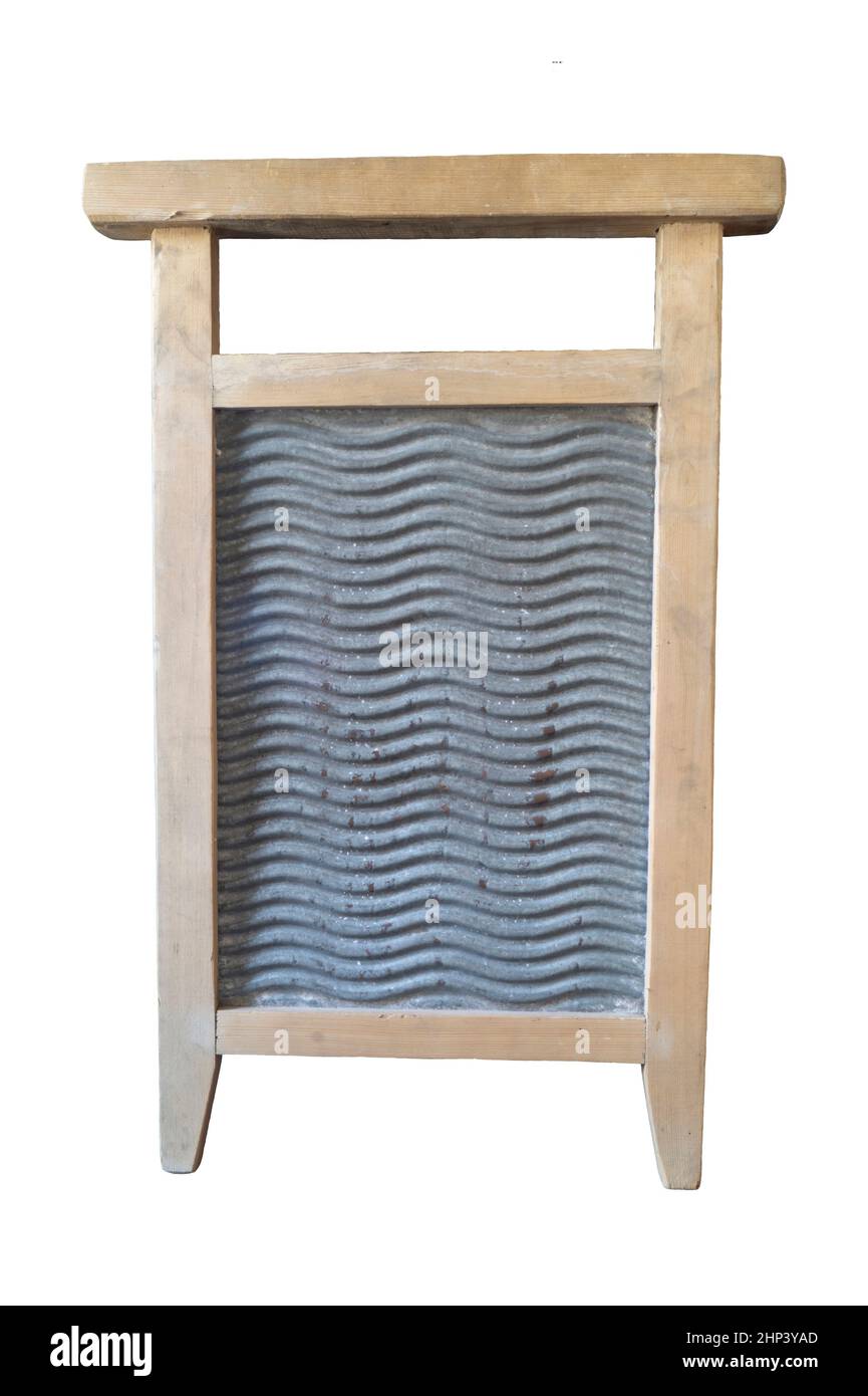 Ein altes Waschbrett isoliert auf weißem Hintergrund. Handwerkzeug zum Waschen von Kleidung Stockfoto