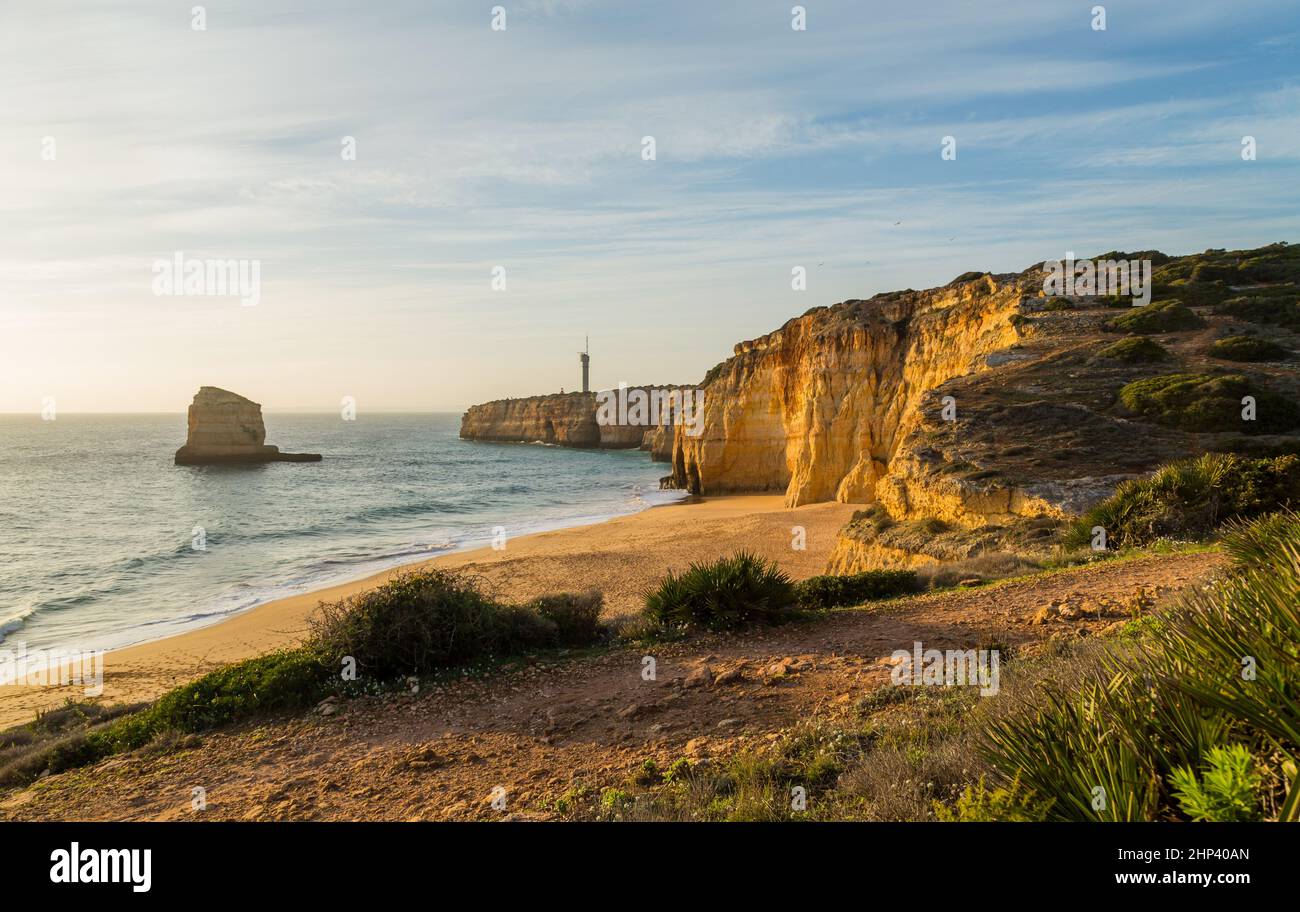 Schöner leerer Strand in der Nähe von Portimao, Algarve, Portugal Stockfoto