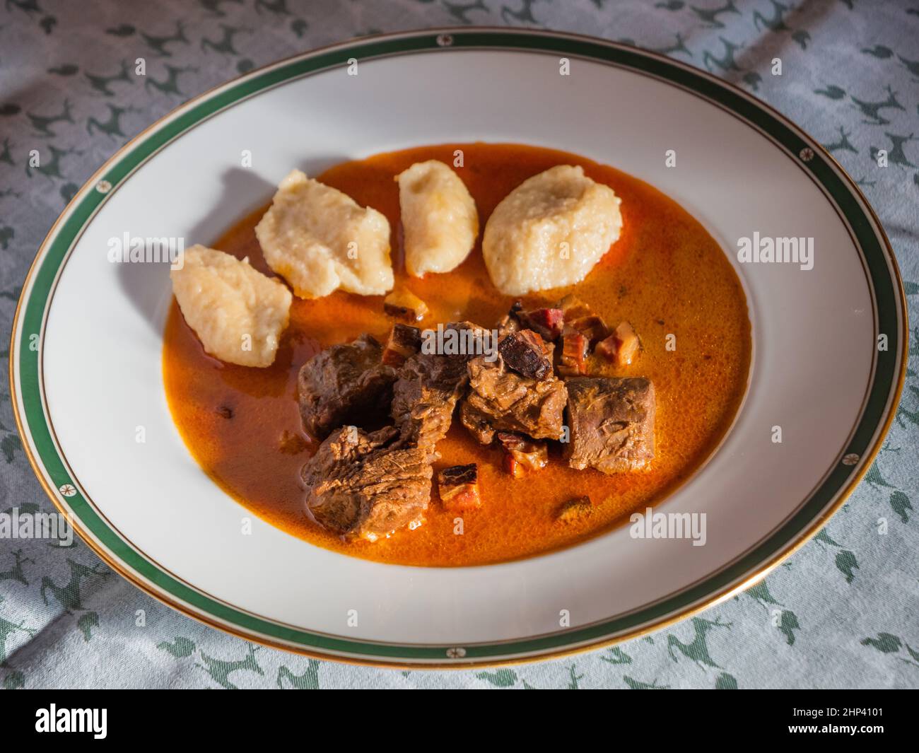 Wild Gulasch Wilderdtopf mit Knödeln mit Paprikasoße Stockfoto