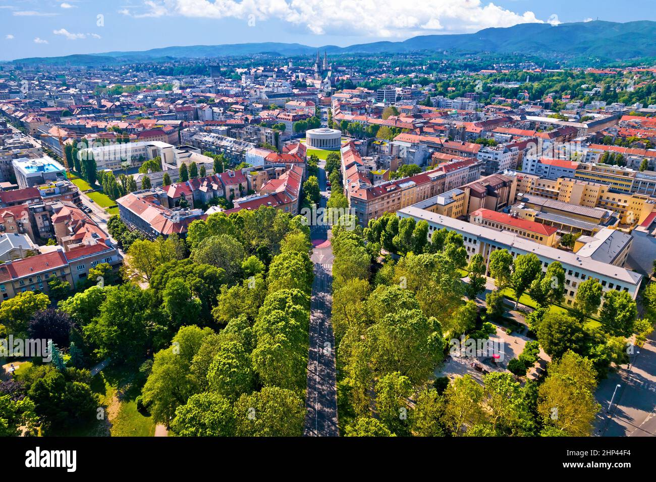 Zagreb Luftaufnahme. Grüner Park und Mestrovic Pavillon in der Stadt Zagreb Luftbild. Hauptstadt Kroatiens. Stockfoto