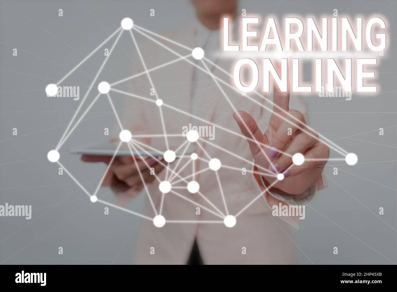 Sign Display Learning Online, Business Idea Lernen Sie etwas Neues mit Hilfe von Internet und Technologie Lady Holding Tablet Drücken auf Virtual BU Stockfoto