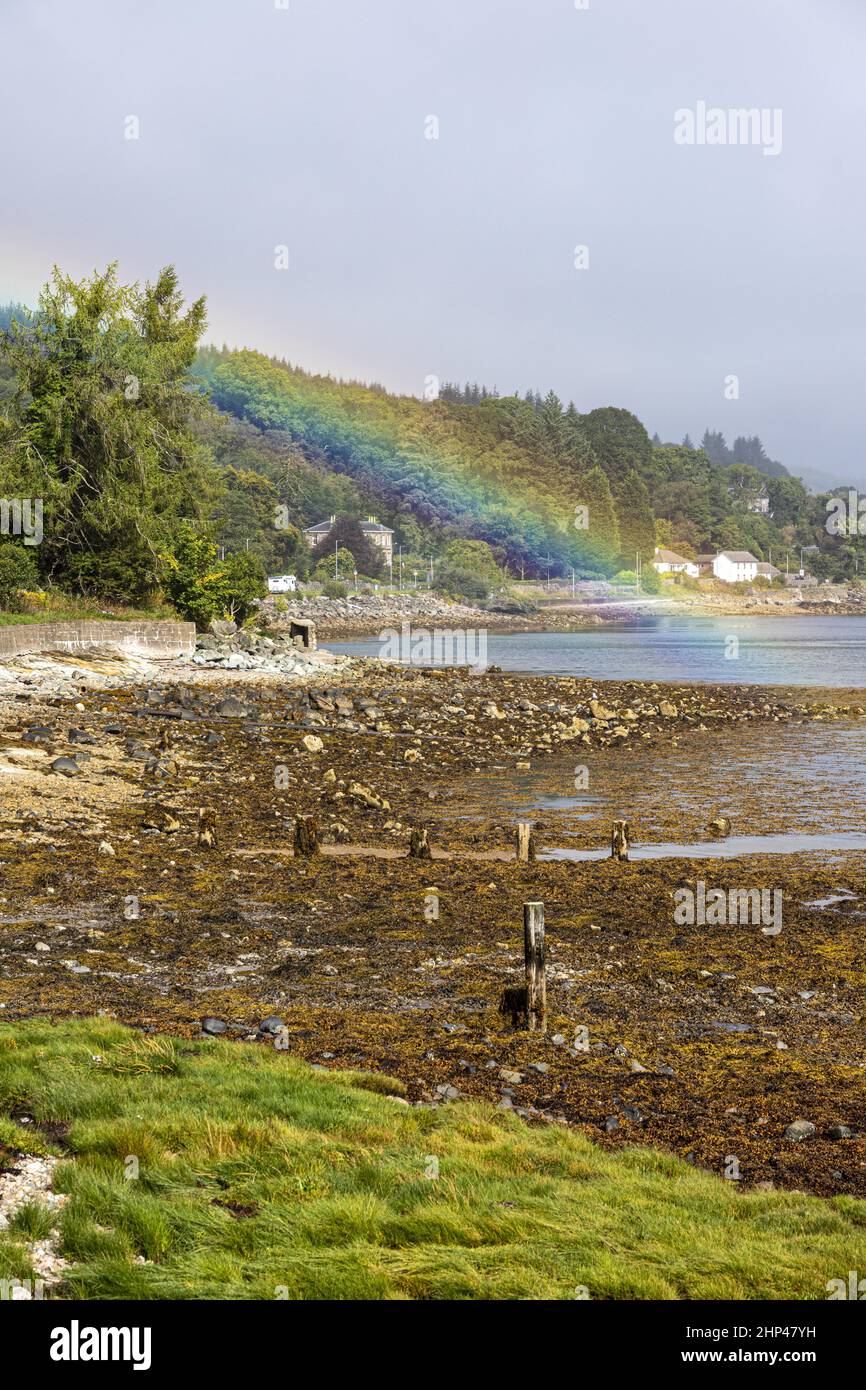 Ein Regenbogen über Loch Gilp bei Ardrishaig am Kopf von Loch Fyne, Argyll & Bute, Schottland, Großbritannien Stockfoto