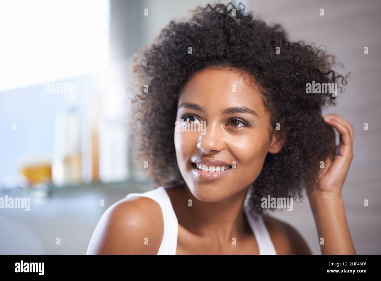 Ihre Prioritätenliste beinhaltet eine gute Haarpflege. Aufnahme einer attraktiven jungen Frau, die sich um ihre Haare kümmert. Stockfoto