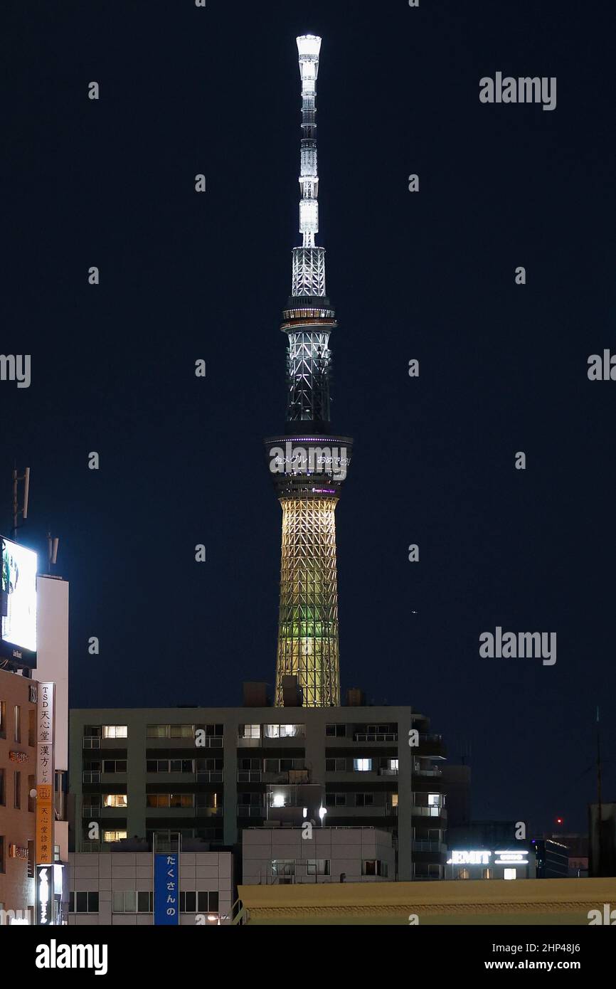 Tokio, Japan. 18th. Februar 2022. Der Tokyo Skytree leuchtet auf und zeigt eine japanische Botschaft mit dem Namen „Herzlichen Glückwunsch zu den Goldmedaillen“ zur Unterstützung der japanischen Athleten, die an den Olympischen Winterspielen 2022 in Peking teilnehmen. (Bild: © Rodrigo Reyes Marin/ZUMA Press Wire) Bild: ZUMA Press, Inc./Alamy Live News Stockfoto