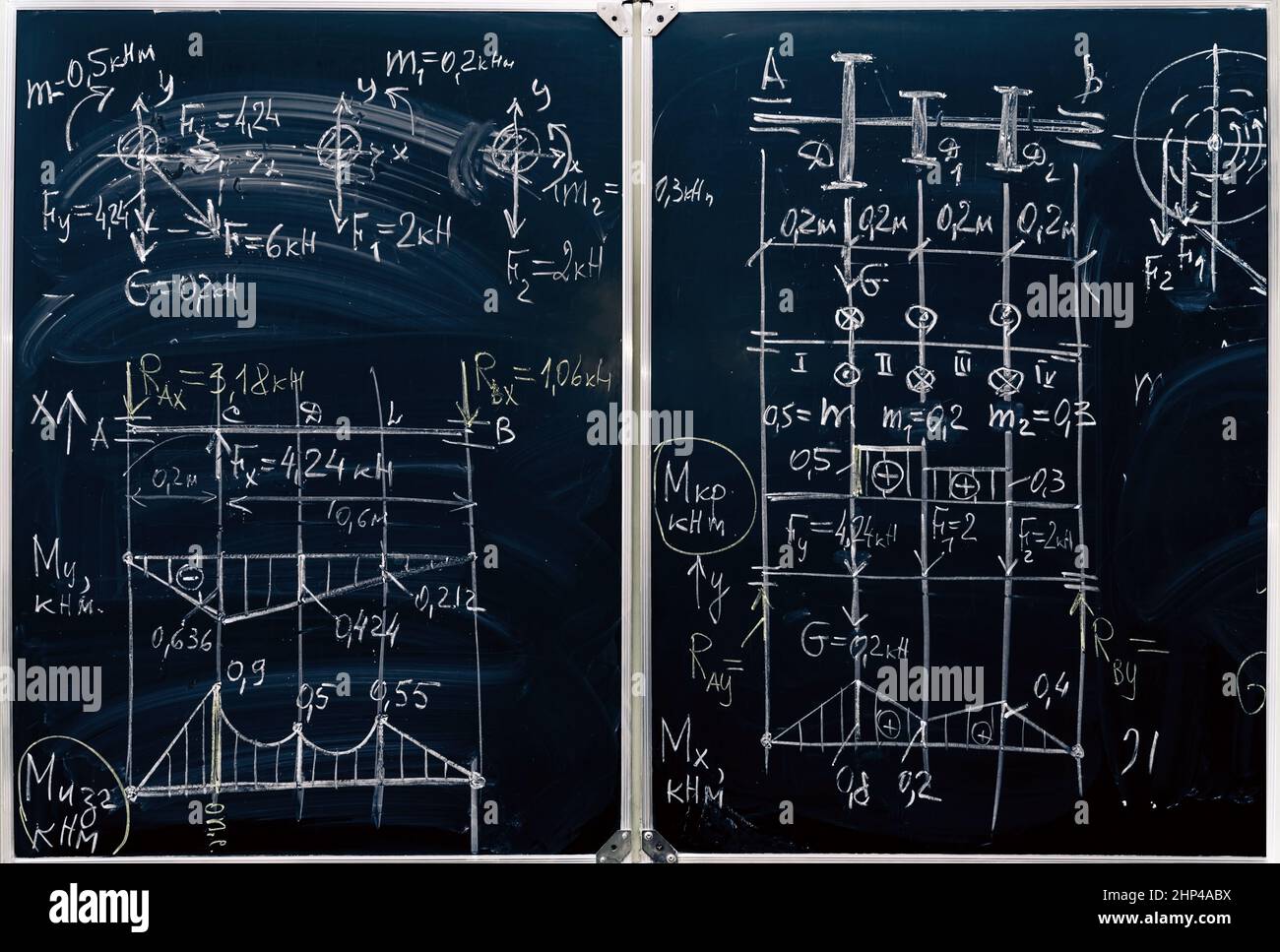 Tafel mit Kreide. Formeln, Zahlen und Grafiken mit Zeichnungen werden mit Kreide auf das Brett geschrieben. Geometrie und Trigonometrie. Schule Stockfoto
