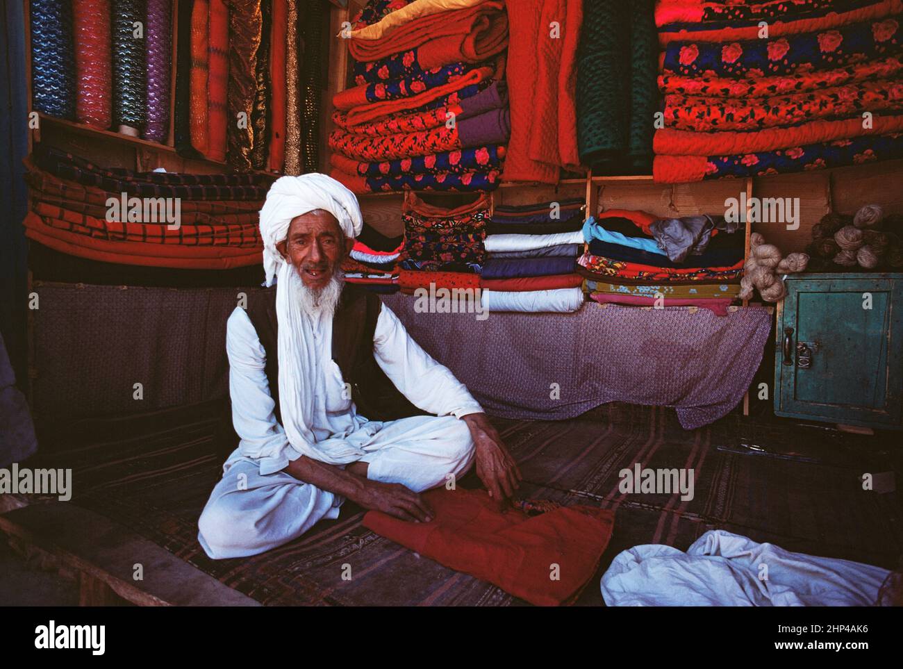 Afghanistan. Herat. Einheimischer Mann in seinem Stoffladen. Stockfoto