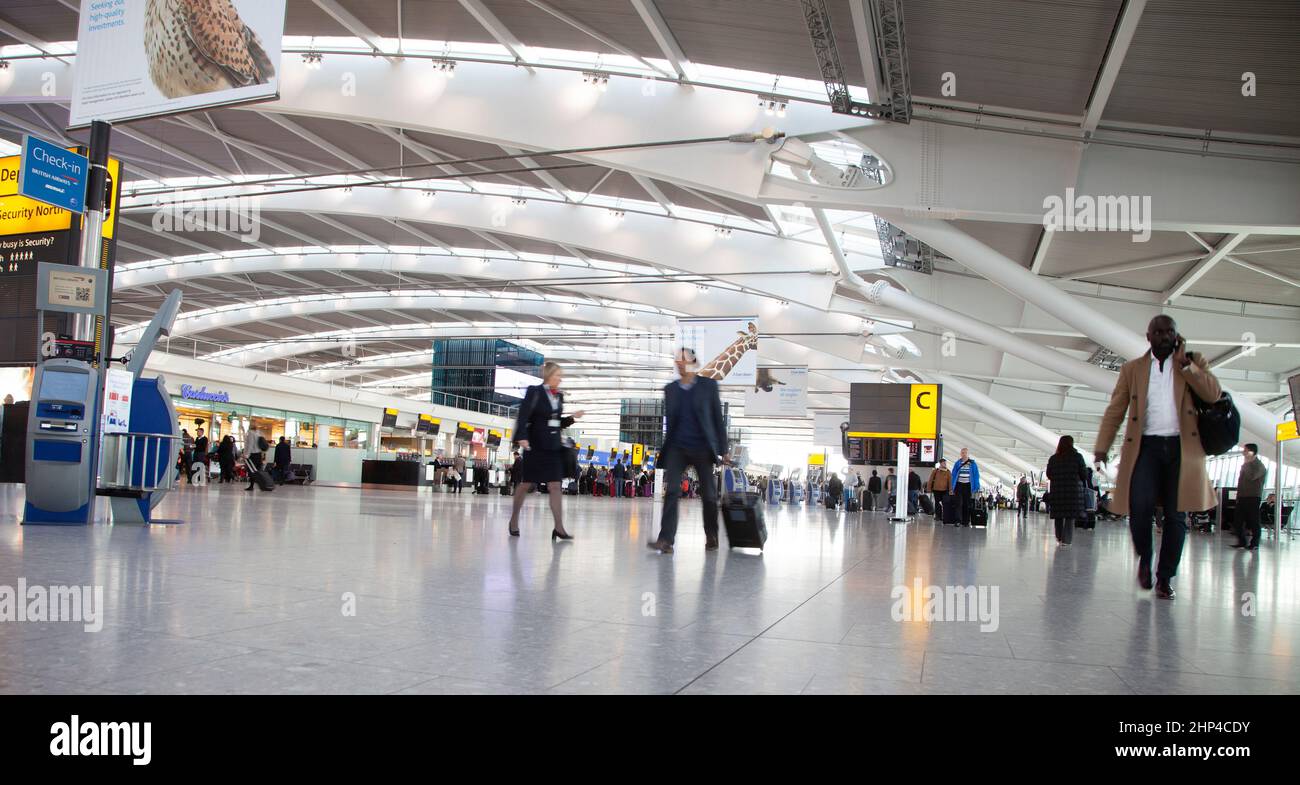 Passagiere an einem stark frequentierten Terminal am Flughafen Heathrow in London, Großbritannien Stockfoto
