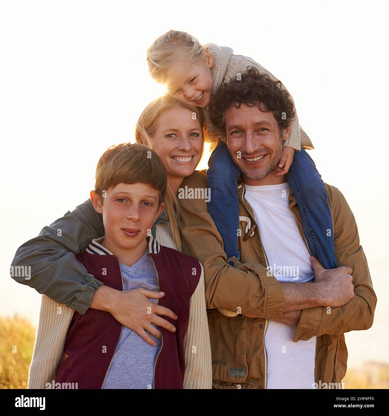 Halten Sie Ihre Lieben in der Nähe. Porträt einer glücklichen Familie auf einem morgendlichen Spaziergang zusammen. Stockfoto