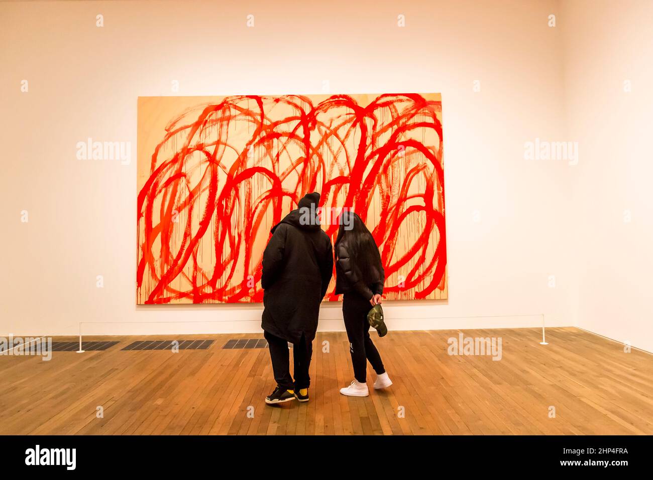 Ein Paar, das sich ein Cy Twombly Gemälde in der Tate Modern Gallery, London, England, Großbritannien, ansieht Stockfoto