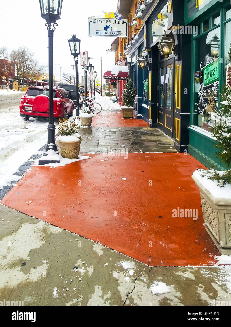 Kultige Cherry Street mit Peace of Mind Buchhandlung am verschneiten Tag in Tulsa Oklahoma USA Dezember 5 2013 Stockfoto
