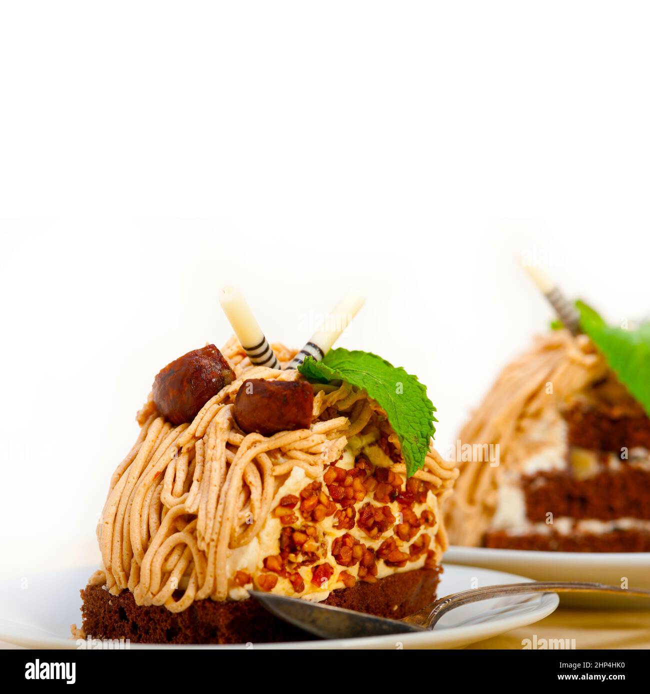frisch gebackene Kastanien-Sahne-Torte Dessert über rustikale weiße Holz Tisch Stockfoto