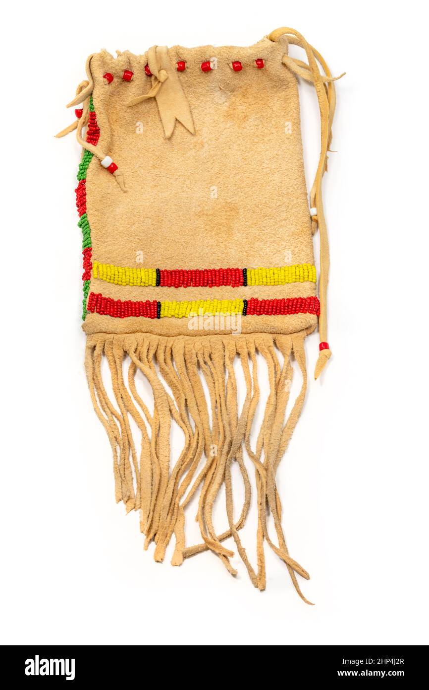 Beutel der Nordamerikanischen Indianer. Aus Hirschleder bestickt mit bunten Glasperlen und Leder Schnüre isoliert auf weiß hergestellt Stockfoto