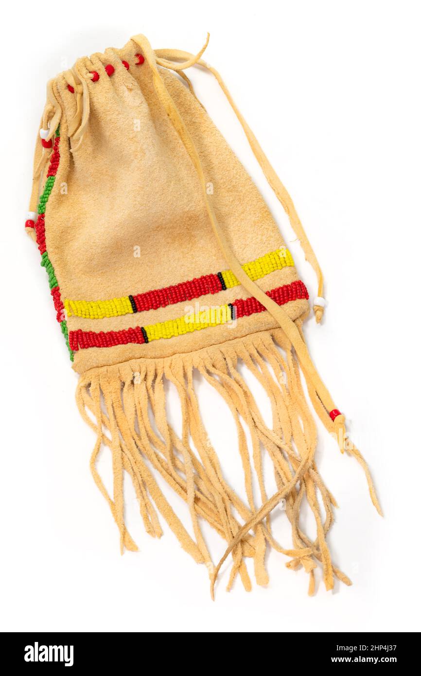 Beutel der Nordamerikanischen Indianer. Aus Hirschleder bestickt mit bunten Glasperlen und Leder Schnüre isoliert auf weiß hergestellt Stockfoto