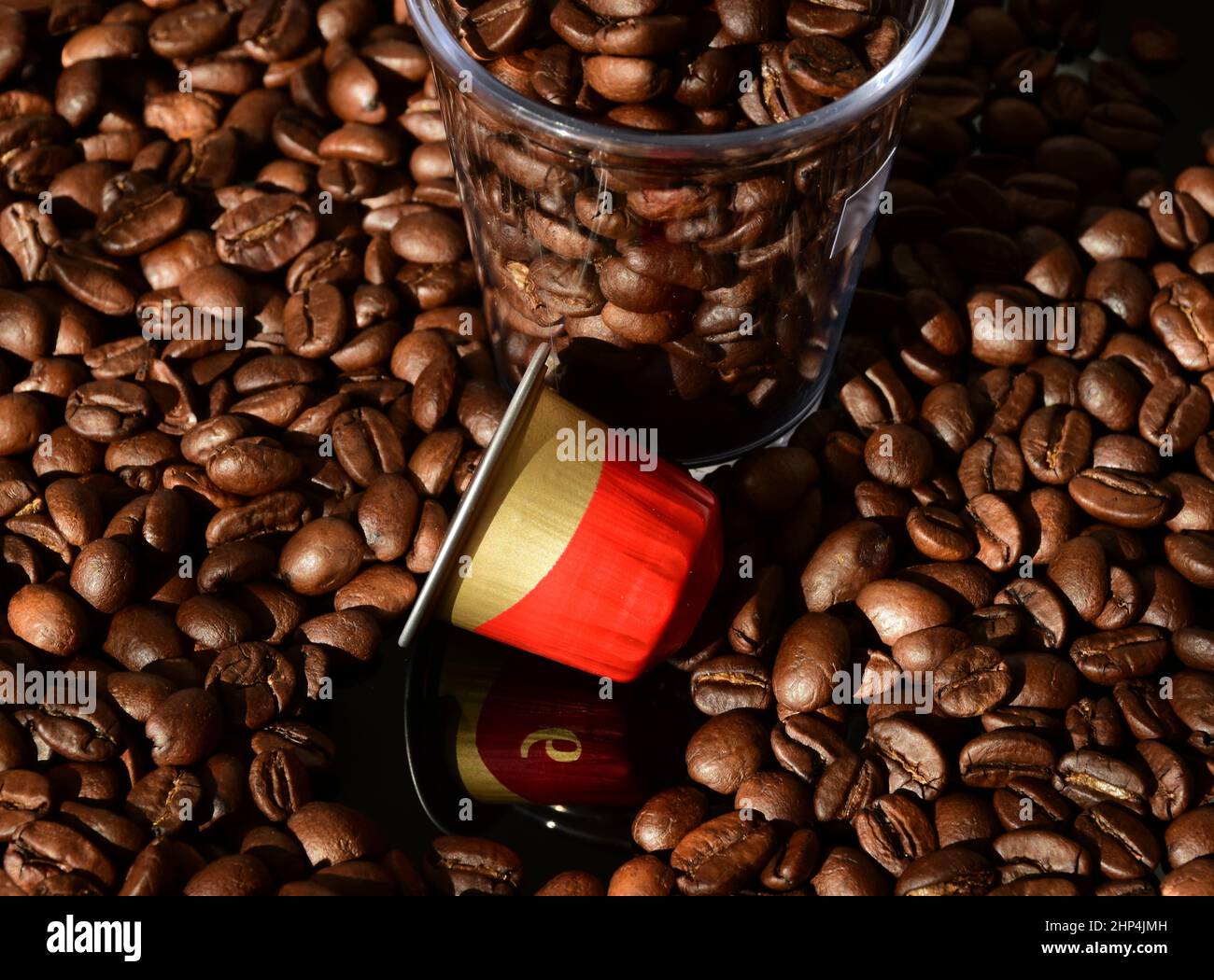 Nahaufnahme von verbrauchten und gebrauchten Aluminium-Kaffeekapsel.Recycling-Konzept. Moderner Lebensstil. Umweltschutz.Wiederverwendung reduzieren. Kaffeebohnen in Makro. Stockfoto