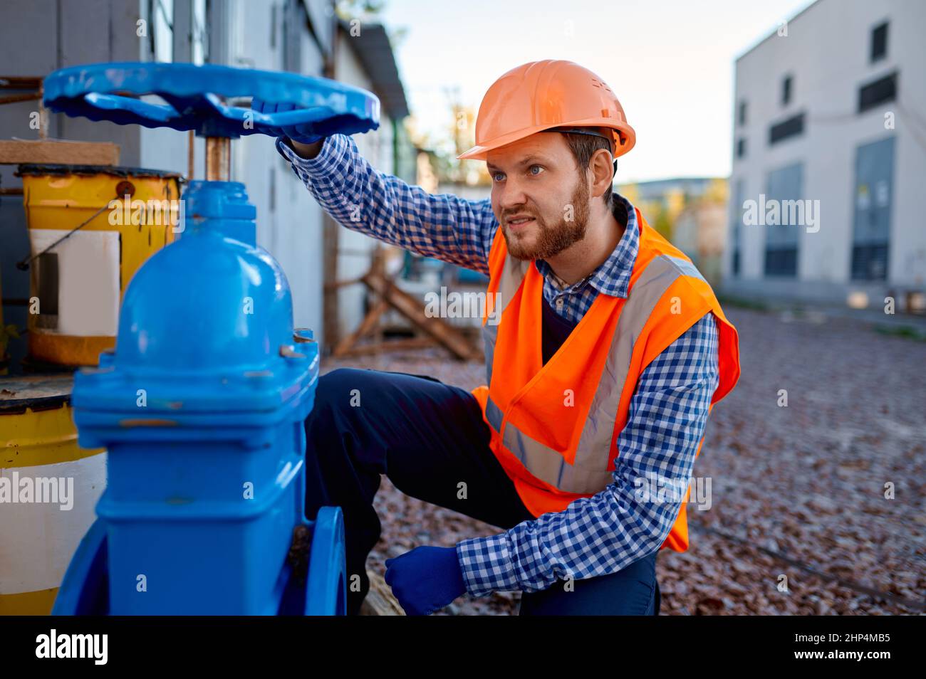 Bauarbeiter überprüft Schieber und Sieb des Industrieherstellers auf der Baustelle Stockfoto