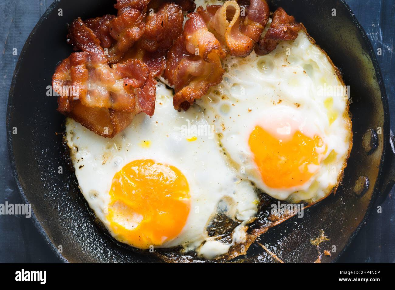 Nahaufnahme der Pfanne mit Speck, frittierte Eier Frühstück Stockfoto