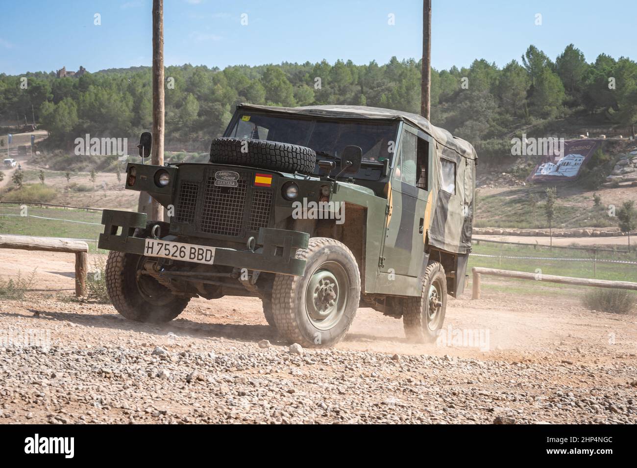 Ansicht des Army Land Rover Santana Ligero in grüner Farbe an einem sonnigen Tag in Suira, Spanien Stockfoto